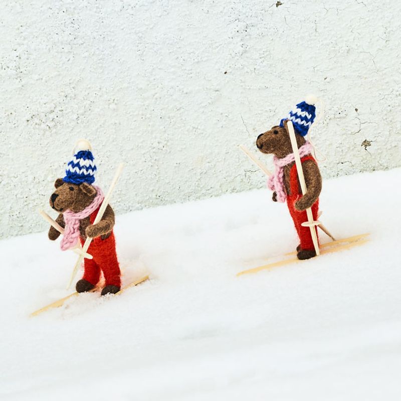 Aveva - Little Hangings - Sune skiing bear