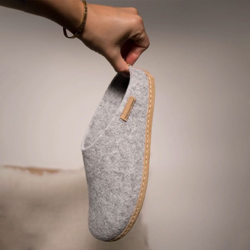 The Cozy Sheep - Filttøfler - Lys grå