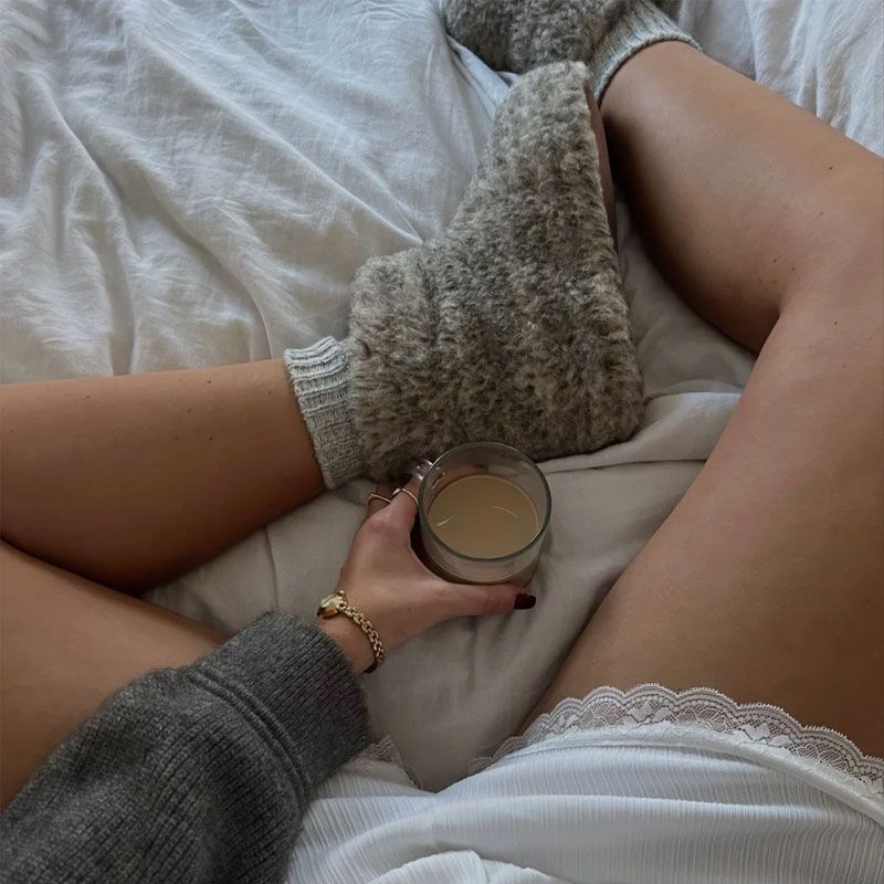 The Cozy Sheep - Høye ulltøfler - Lysegrå