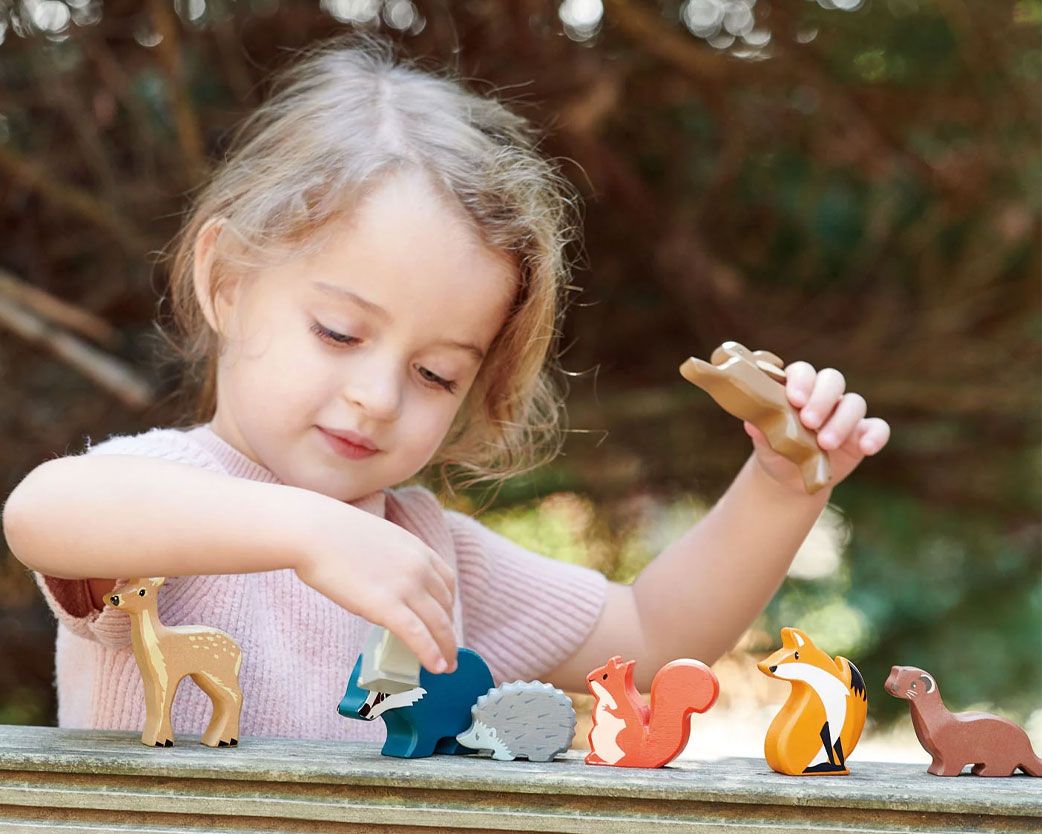 Hos Smelt finner du herlige produkter til de minste. Utforsk vårt spennende og unike sortiment av barneleker, barneklær, barneutstyr, matbokser, drikkeflasker og dekor til barnerommet.